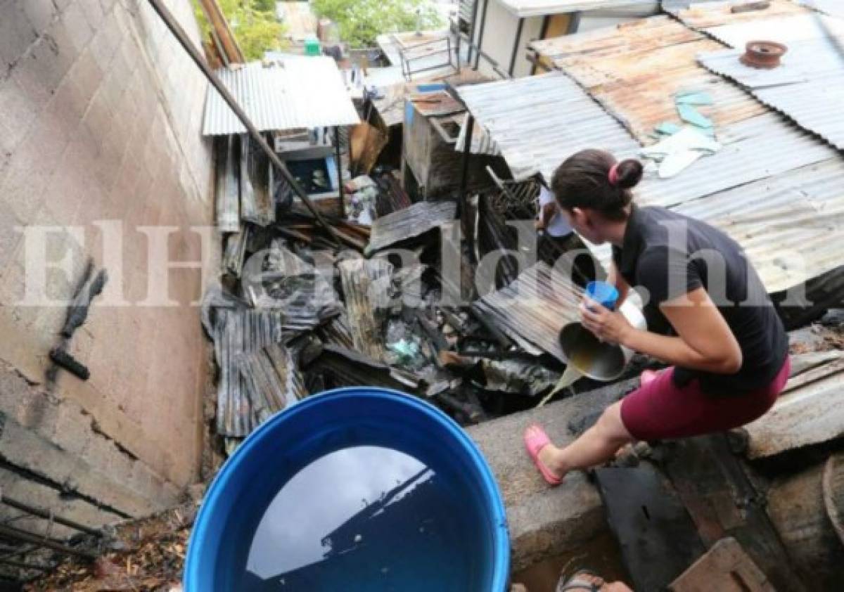 Nada se pudo hacer para evitar que el fuego consumiera las dos viviendas (Foto: Estalin Irías/ El Heraldo Honduras/ Noticias de Honduras)