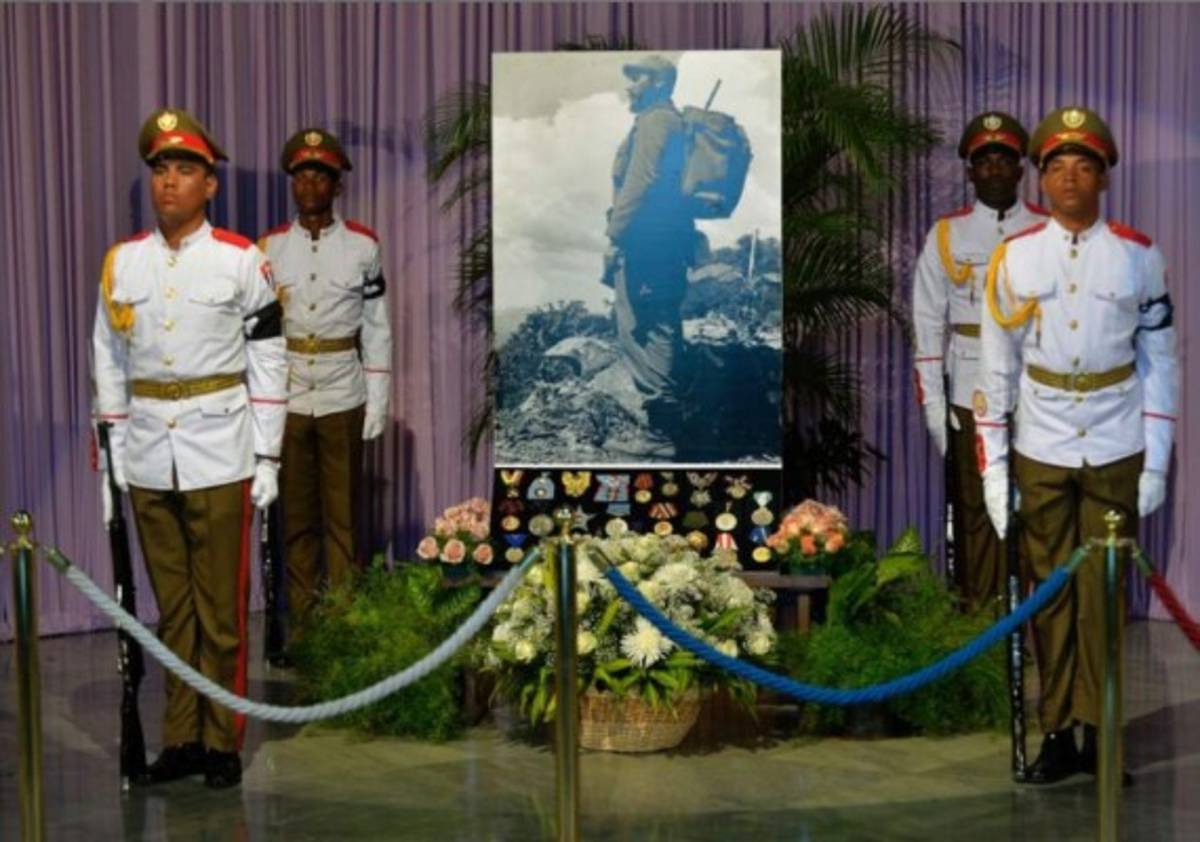 Masivo tributo a Fidel Castro en su amada plaza de la Revolución