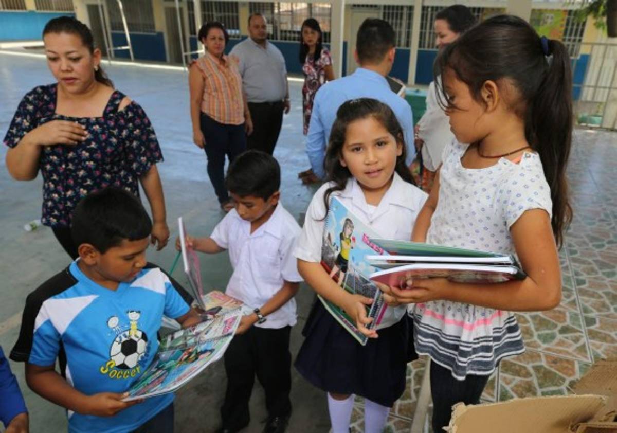 Kit escolar les llega de sorpresa a los niños del CEB Ramón Carías