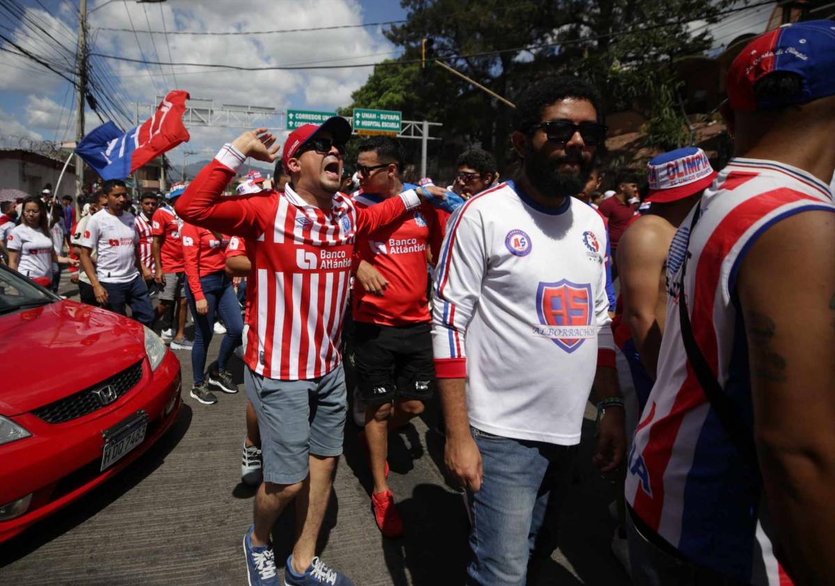 Con show de luces y al ritmo de la percusión: Así llegó la barra del Olimpia al estadio Nacional