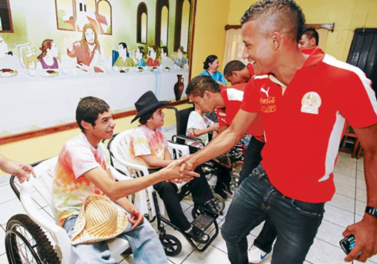 Visita que les tocó el alma a los jugadores de Olimpia