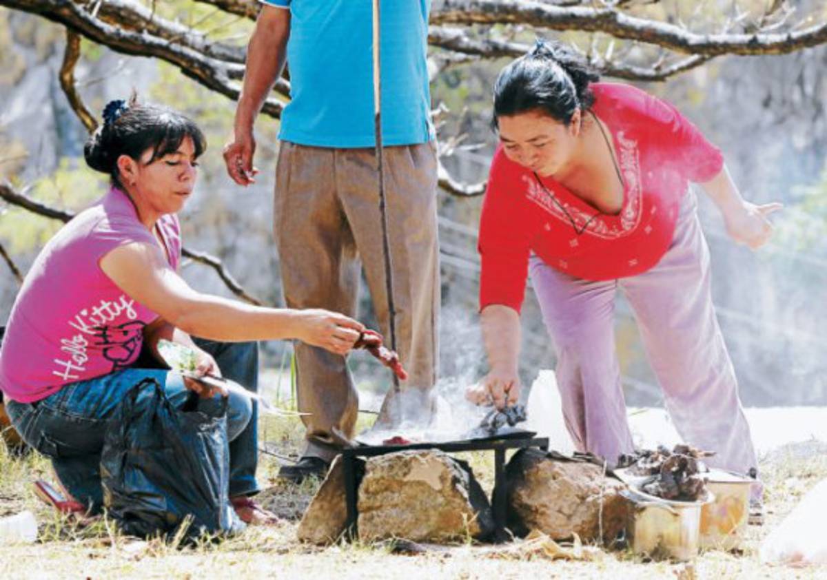 Más peregrinos acampan a horas de la gran fiesta