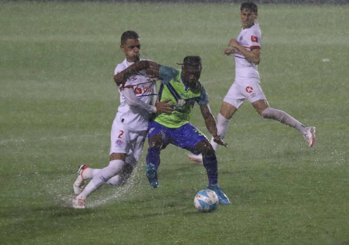 En fotos: Así luce la cancha del estadio Nacional Chelato Uclés por fuerte lluvia en Tegucigalpa