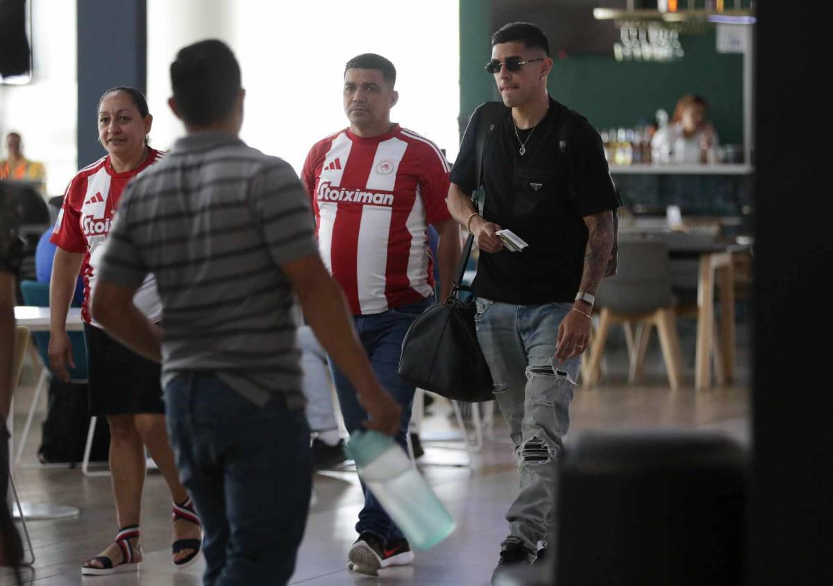 Jugador hondureño no regresa a su equipo, legionario la hace de periodista y los costosos bolsos