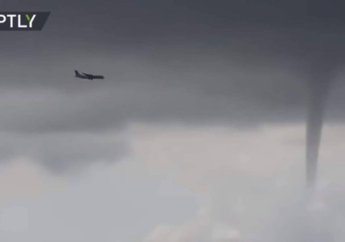 Avión logró esquivar tres tornados en Rusia antes de aterrizar