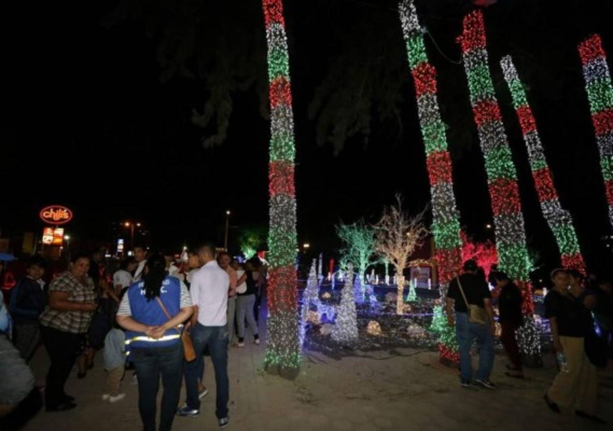 Inauguran colorida Villa Navideña en Tegucigalpa