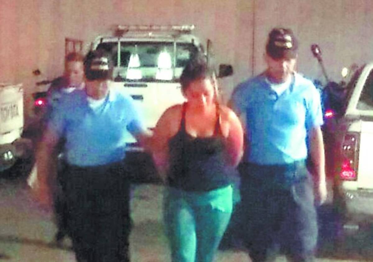 Mujer vendía marihuana y coca envuelta como regalo