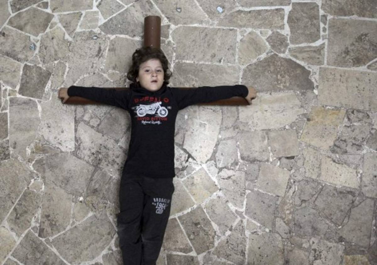 Semana Santa: En su duro camino por el Calvario, el Nazareno tiene rostro infantil