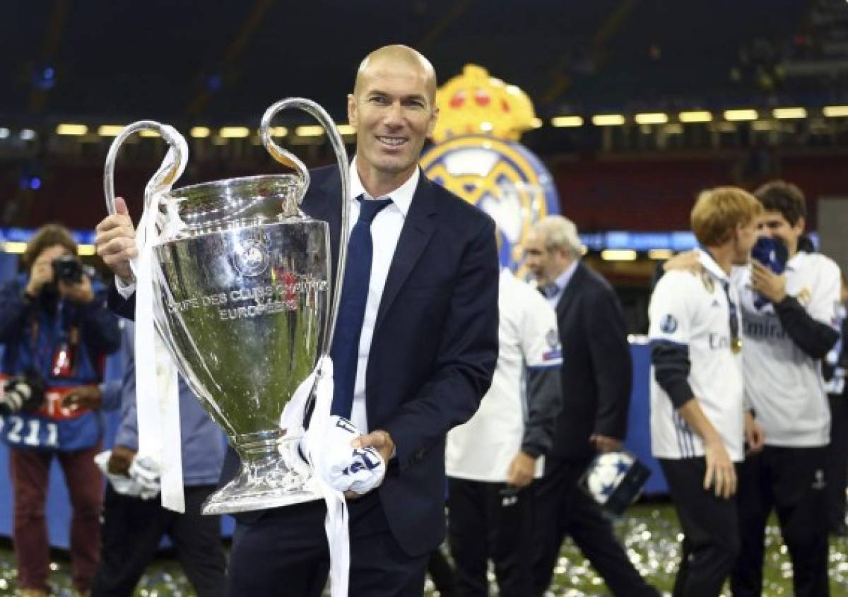 Zidane con la copa de Champions League en 2017, cuando el Real Madrid se coronó bicampeón de Europa. (Agencias/AP/AFP)