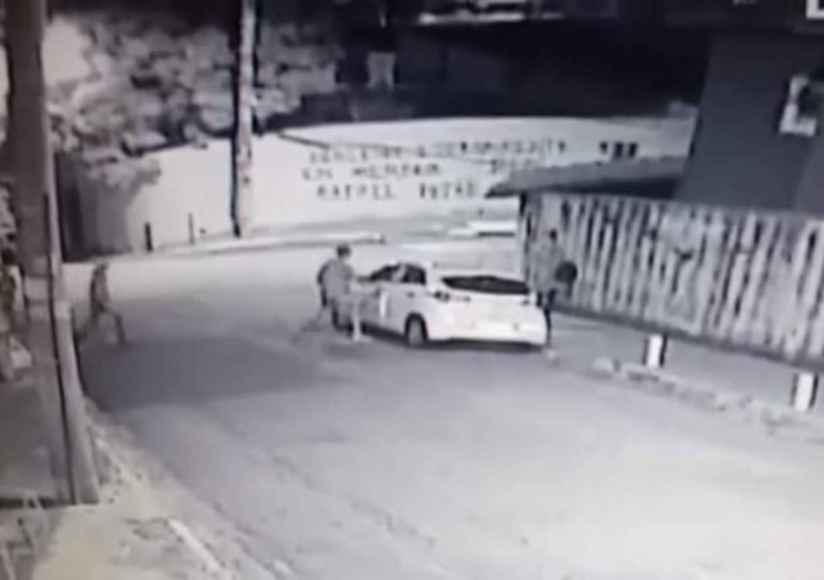 Oficial de policía evita a punta de disparos que le roben su vehículo