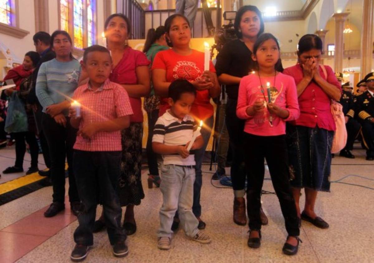 Llenos de fervor, pequeños devotos se postran ante la Virgen de Suyapa