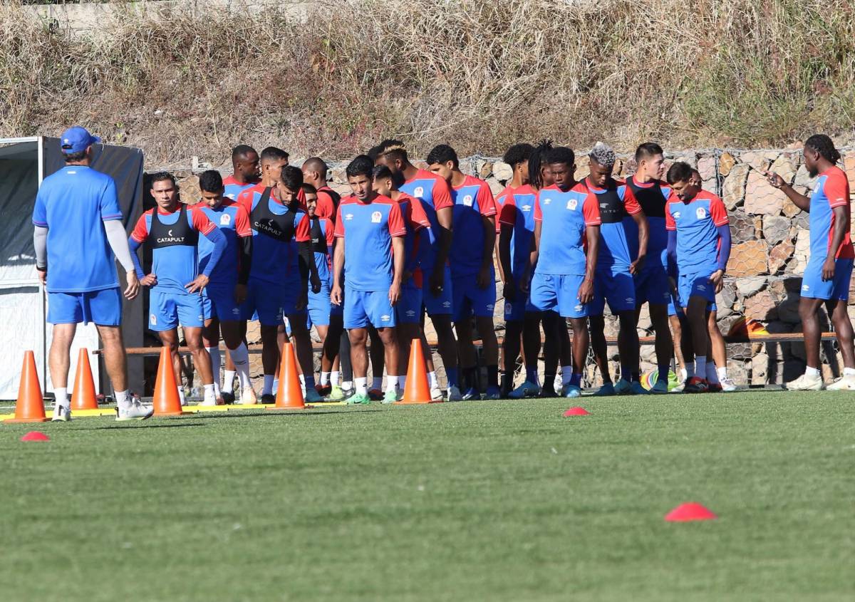 Jugador entrena solo y nuevas caras; la última práctica de Olimpia para debut en el Clausura
