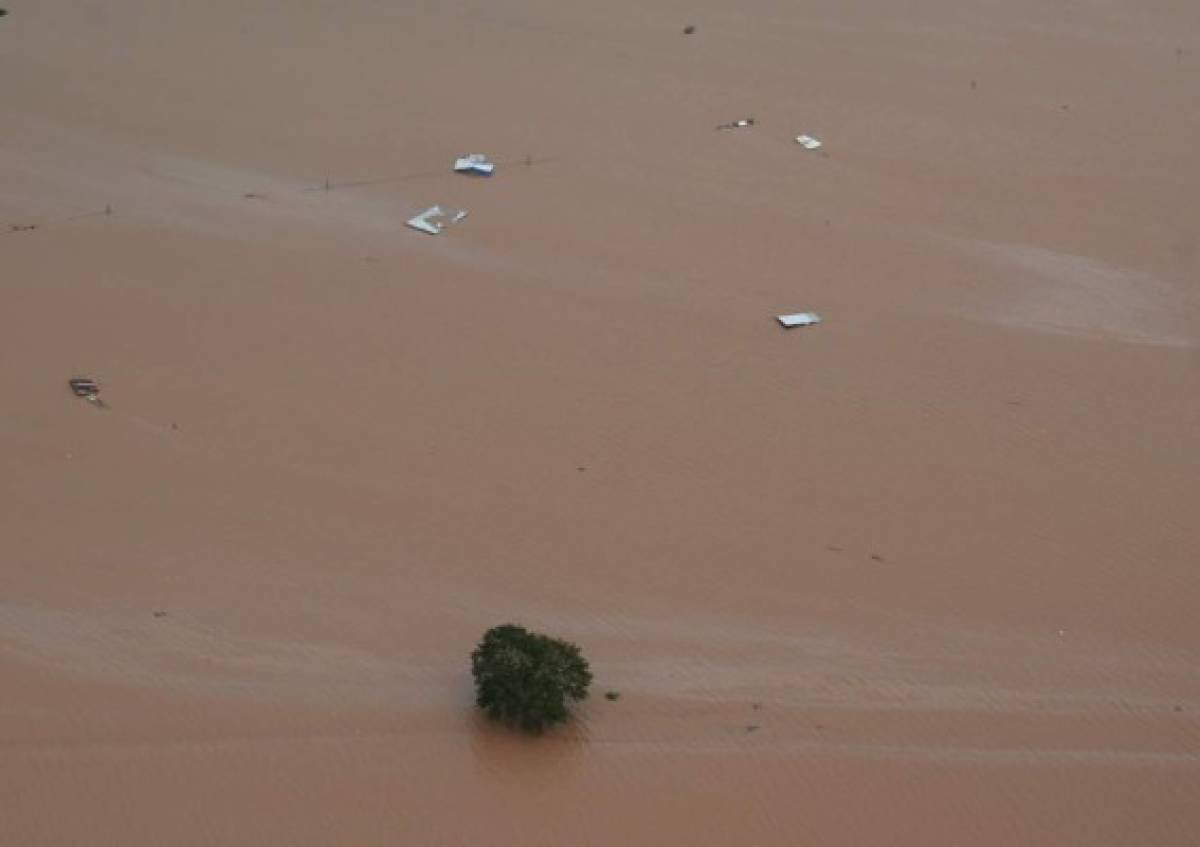 De un momento a otro el agua volvió a subir su caudal y todo quedó anegado, la maquinaria que iba para esas zonas se detuvo así como el plan de limpieza que habían planificado las autoridades. Foto: Agencia AFP.