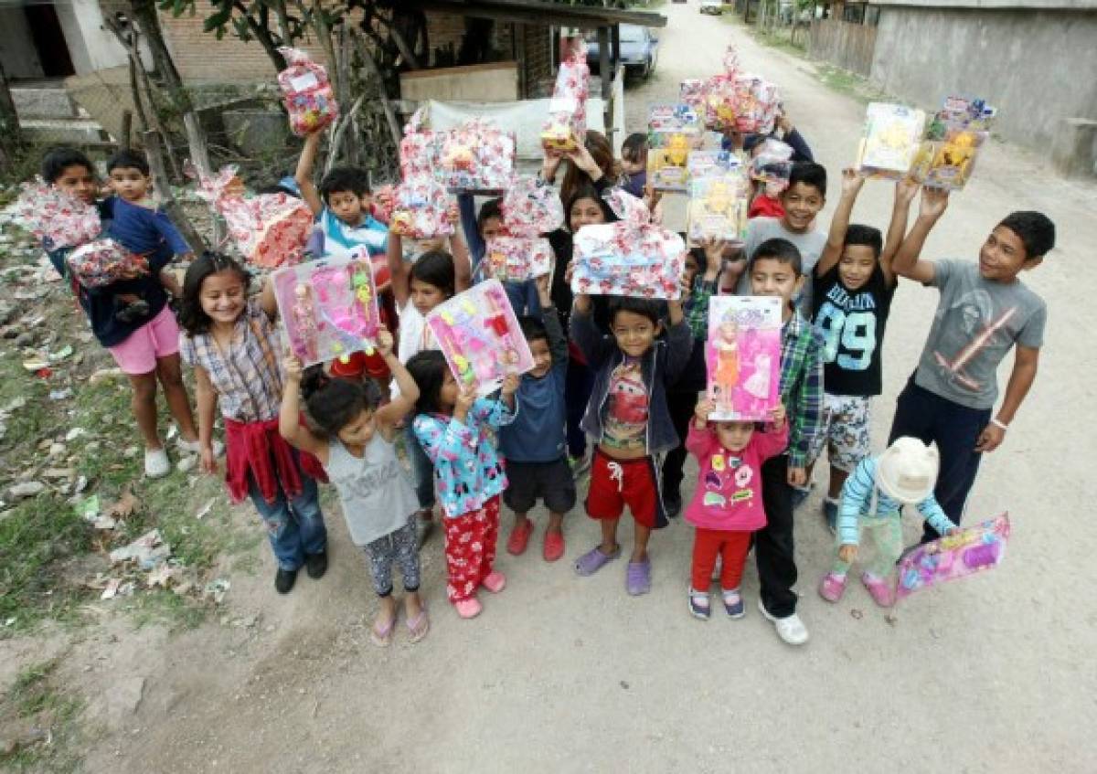 Pequeños de la Villeda Morales felices al recibir un obsequio