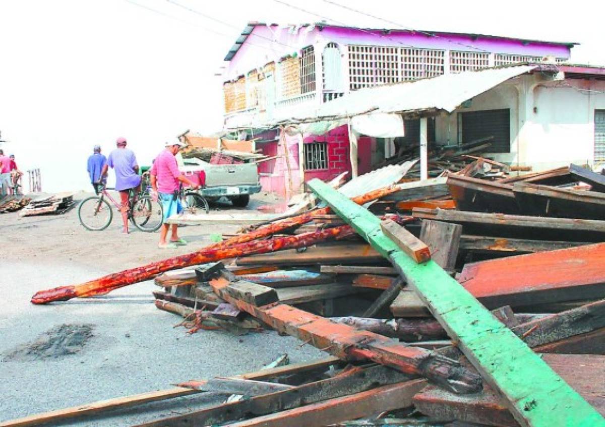 Marejadas dejan daños y familias sin hogar en la costa de Marcovia