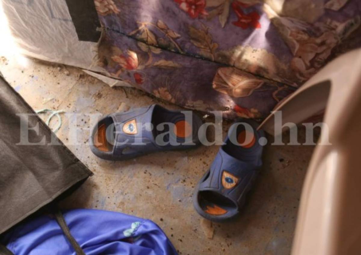 Las sandalias del pequeño Orlin que ya no volverá a usar (Foto: Estalín Irías/ El Heraldo Honduras/ Noticias de Honduras)