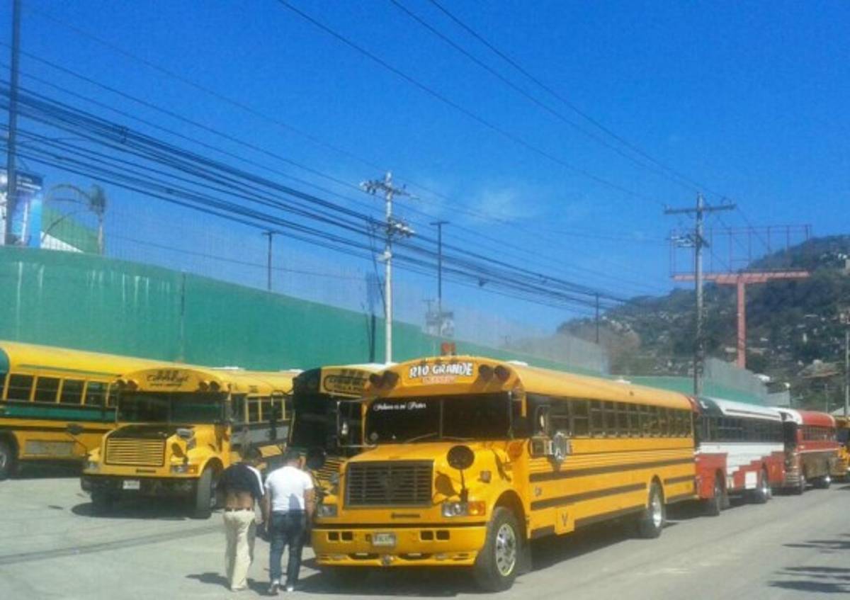 Transportistas de servicio urbano protestan por falta de pago de bonos  