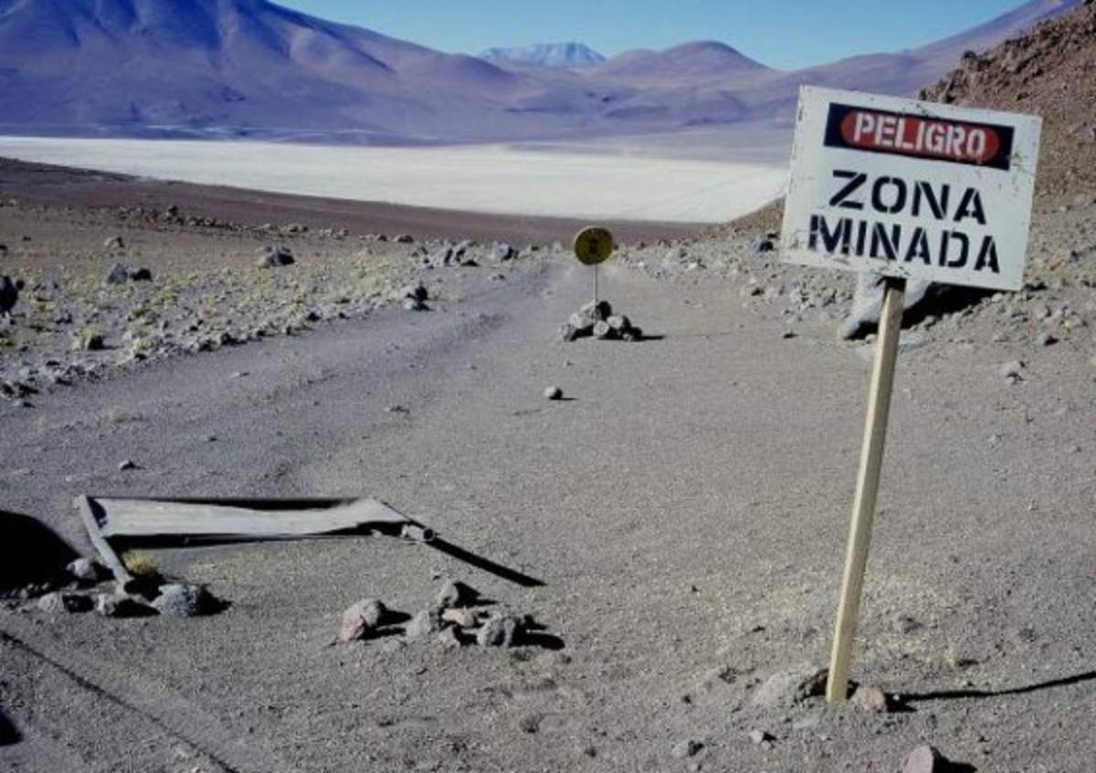 Chile despeja 13 campos minados en su frontera con Perú