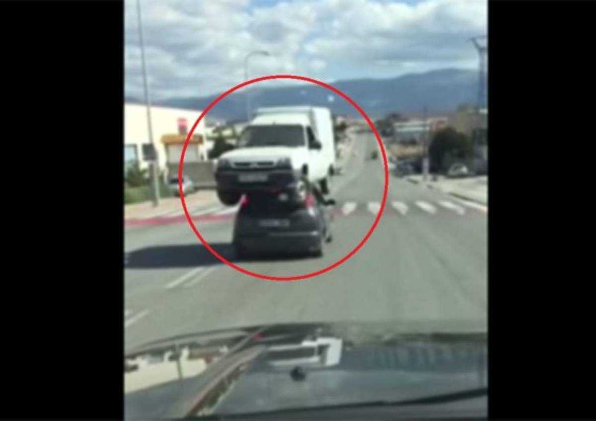Insólito: Conductor lleva en el techo de su auto otro vehículo
