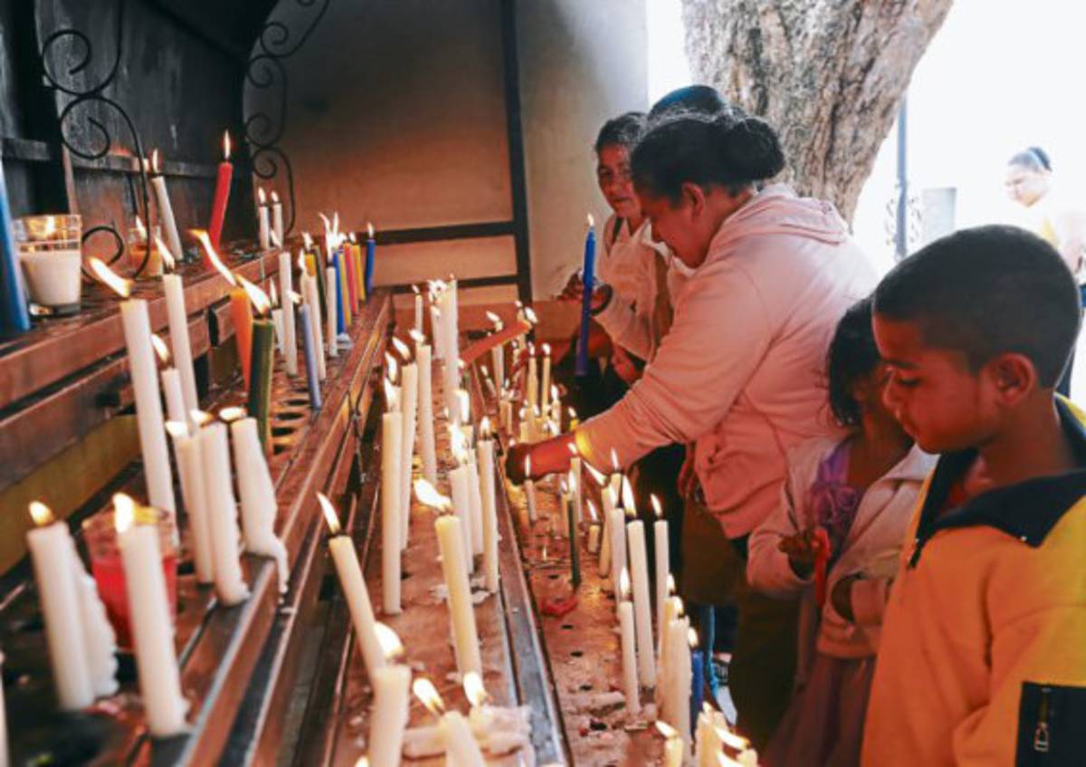 Primeros peregrinos rezan a virgen de Suyapa