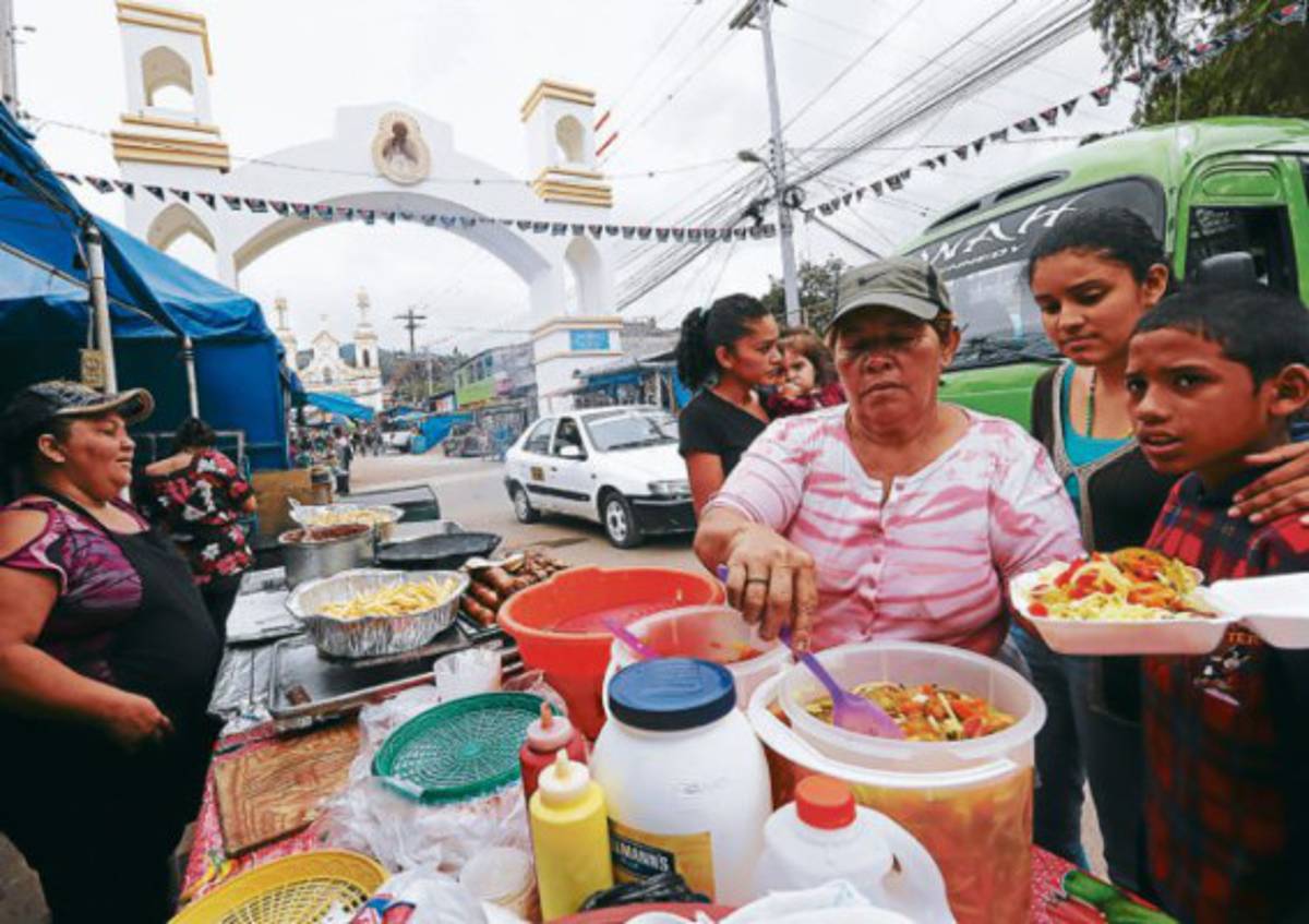 Primeros peregrinos rezan a virgen de Suyapa
