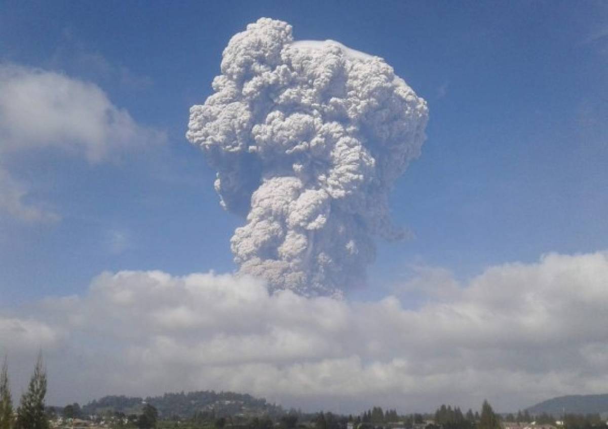 El volcán indonesio Sinabung expulsa una gran nube de ceniza