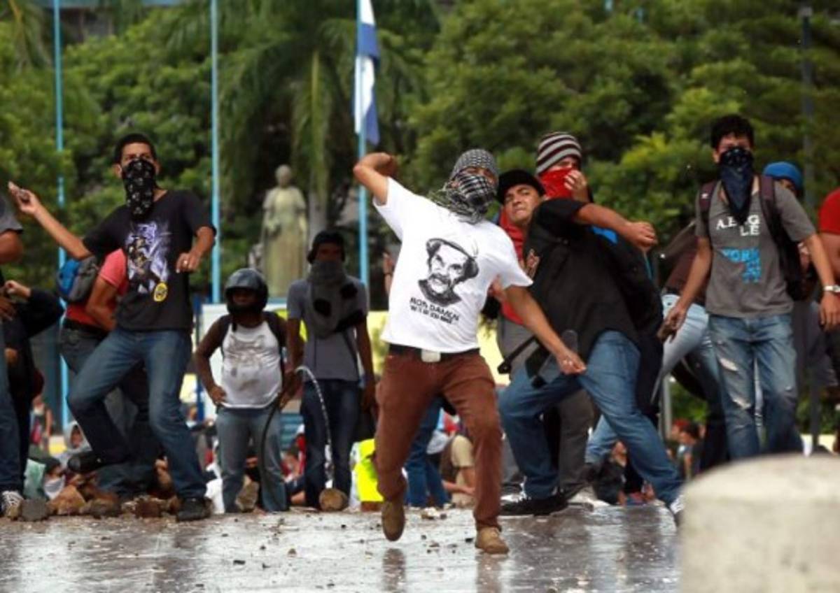 Chimbas, palos, piedras y hondas caseras en protesta frente a la UNAH