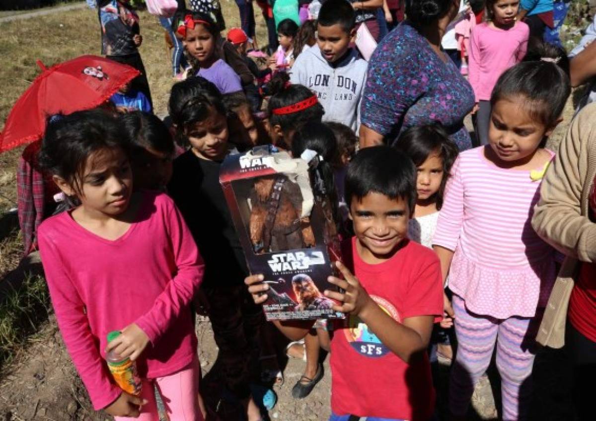 'Regale un juguete en Navidad” causa mágicas sonrisas en los niños