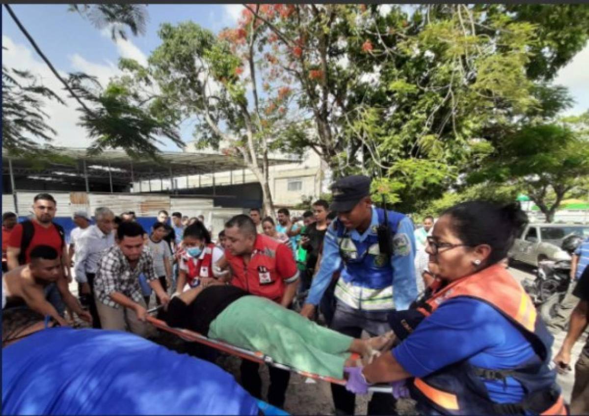 Varios heridos deja volcamiento de bus rapidito en la primera avenida de San Pedro Sula