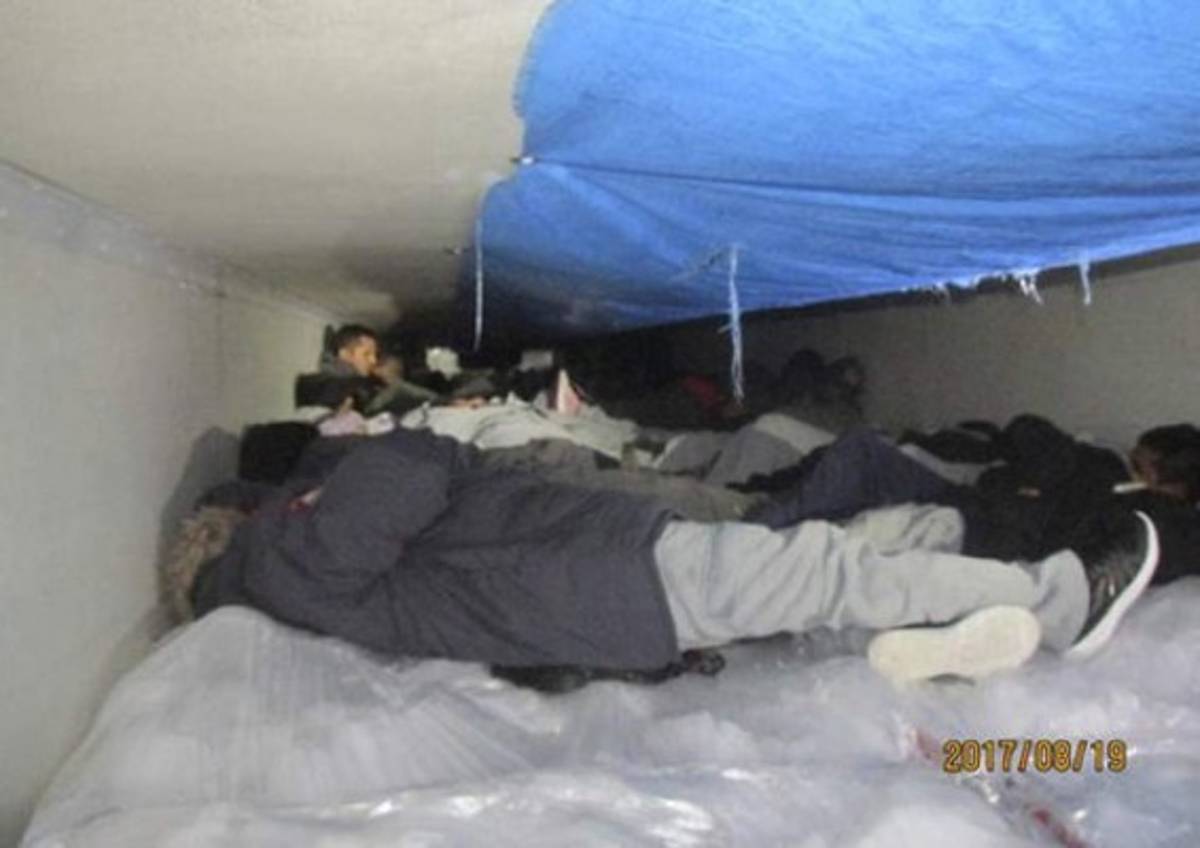 Hallan a 60 inmigrantes en camión refrigerado en frontera de Texas  