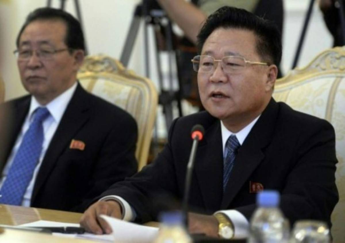 Muere importante diplomático de Corea del Norte y reaparece dirigente destituido