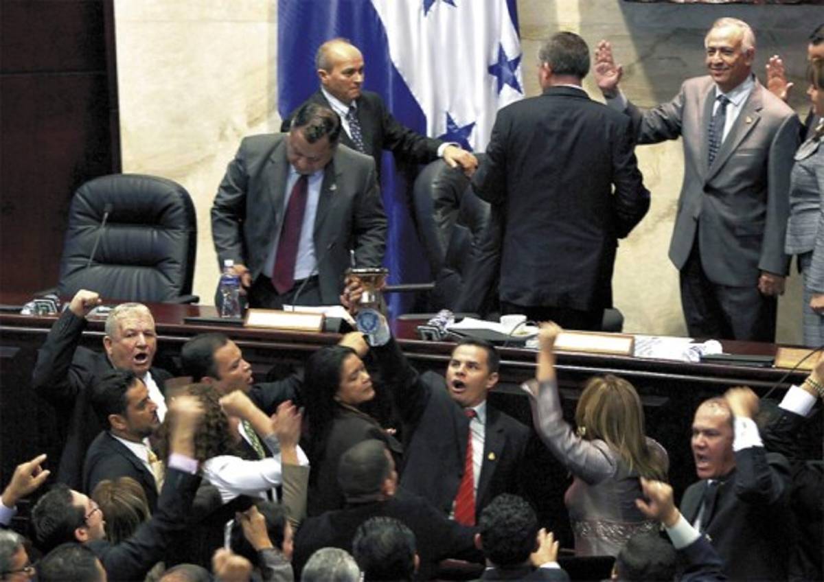 Diputados de Libre deben pagar daños del Congreso