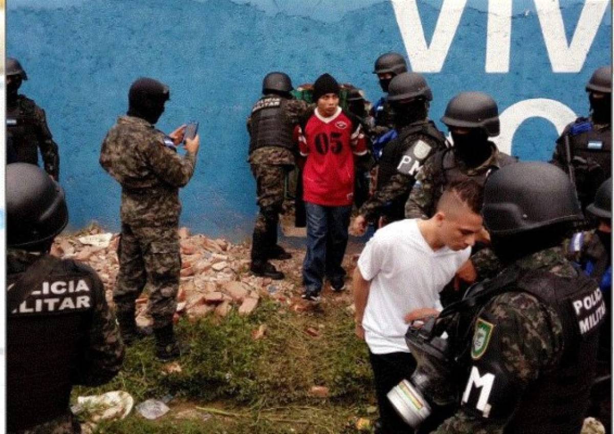 Bajo fuerte resguardo militar los reclusos fueron llevados desde la cárcel de San Pedro Sula hacia El Pozo en Ilama, Santa Bárbara.