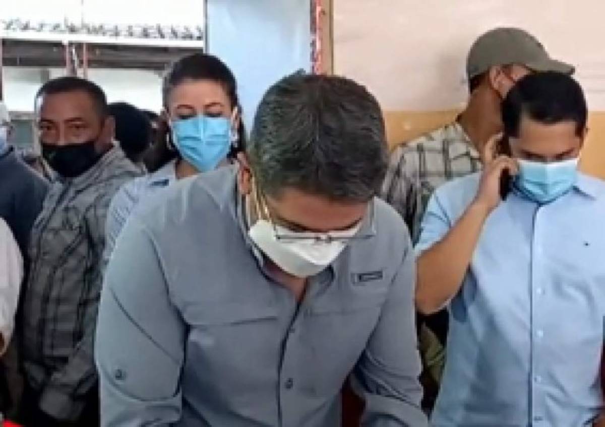Rodeado de simpatizantes y en total secretividad: Así votó el presidente Hernández en las primarias