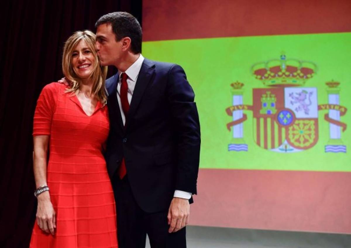 Pedro Sánchez besa a su esposa Begona Fernández. Foto AFP