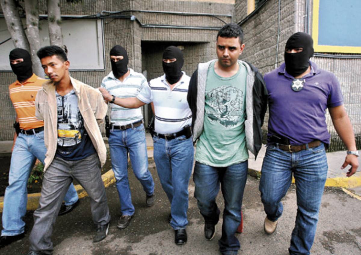 Con cinco armas cae oficial de Policía