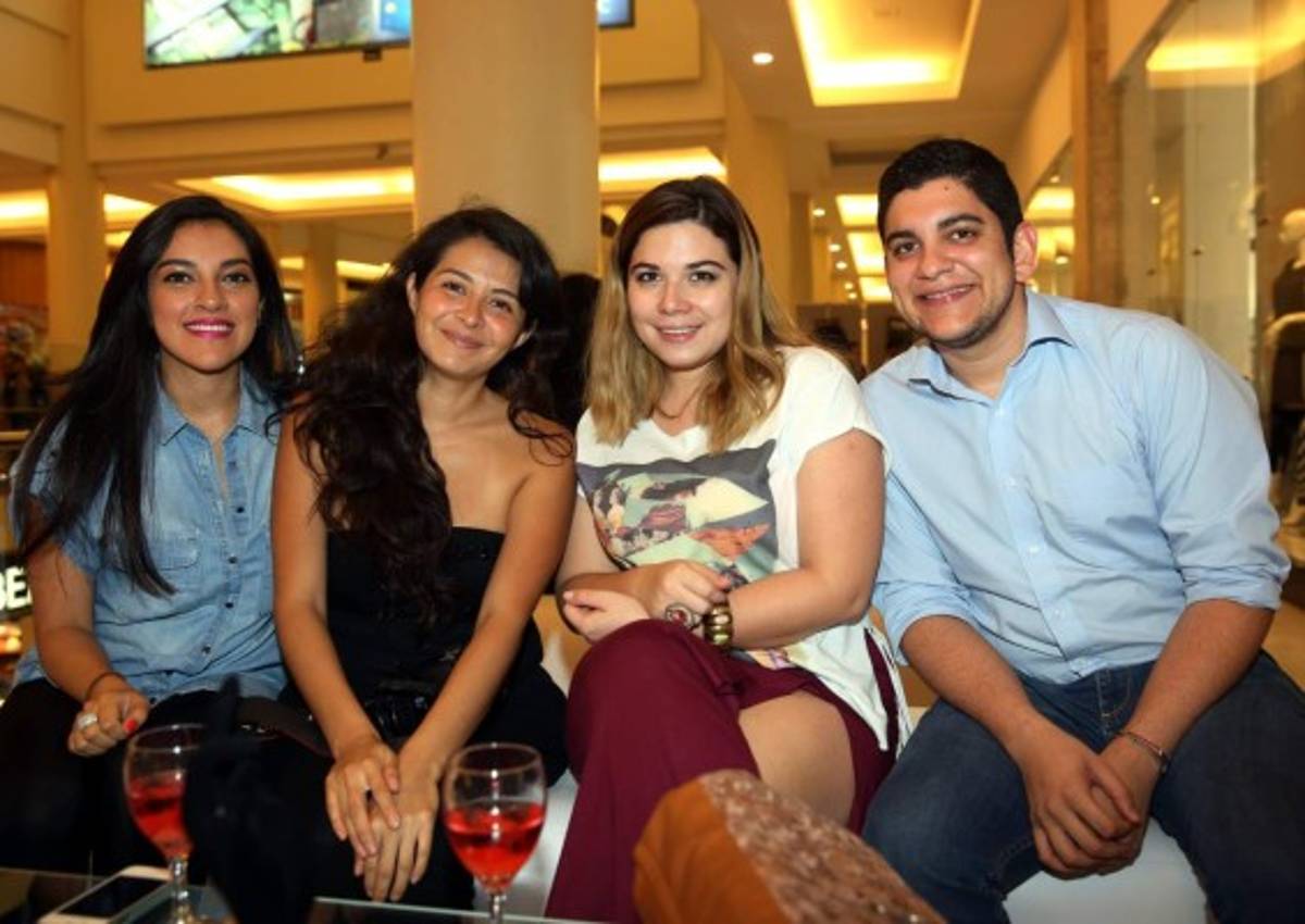 Exquisito coctel y brindis de lanzamiento