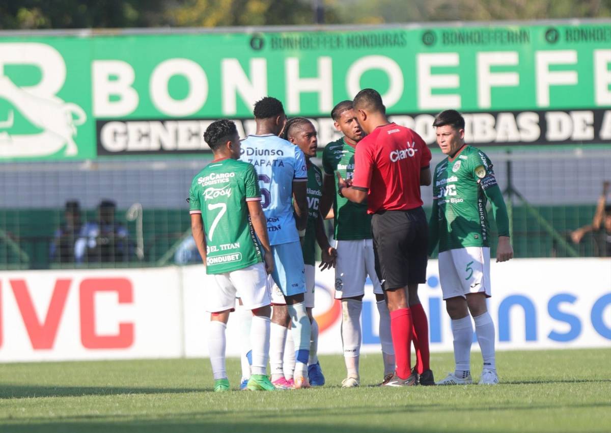 No se vio en TV: Abucheos contra Diego Vázquez y bellas chicas en el Marathón-Motagua