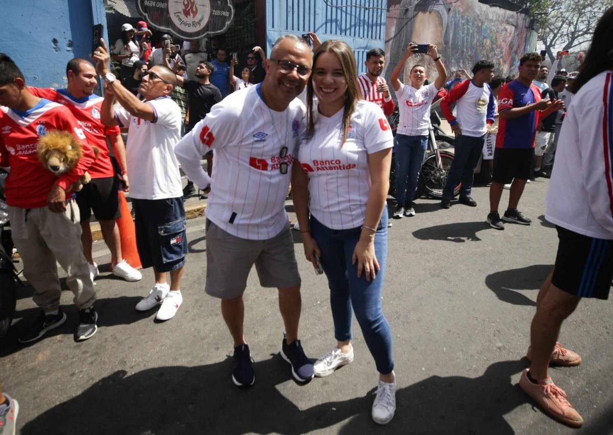 Con show de luces y al ritmo de la percusión: Así llegó la barra del Olimpia al estadio Nacional