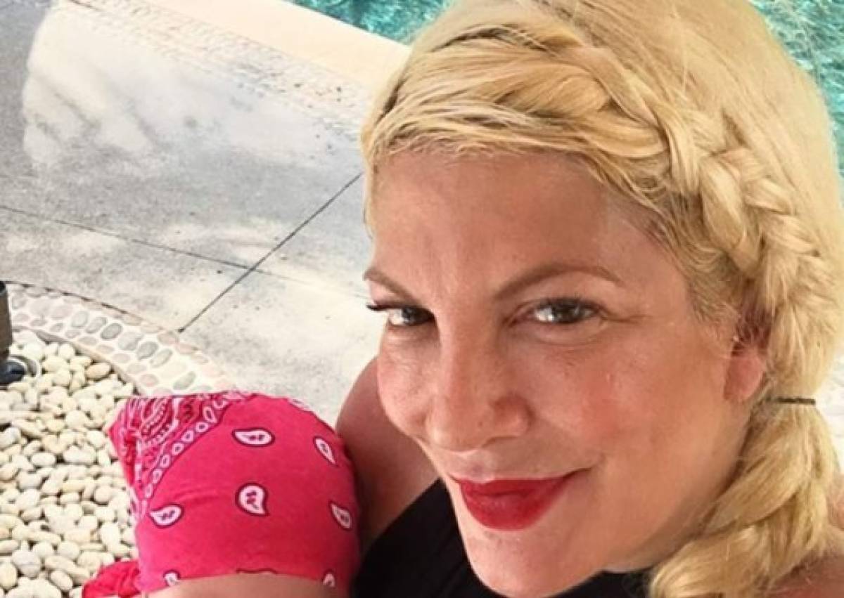 Tori Spelling luce irreconocible y no solo por el paso del tiempo.