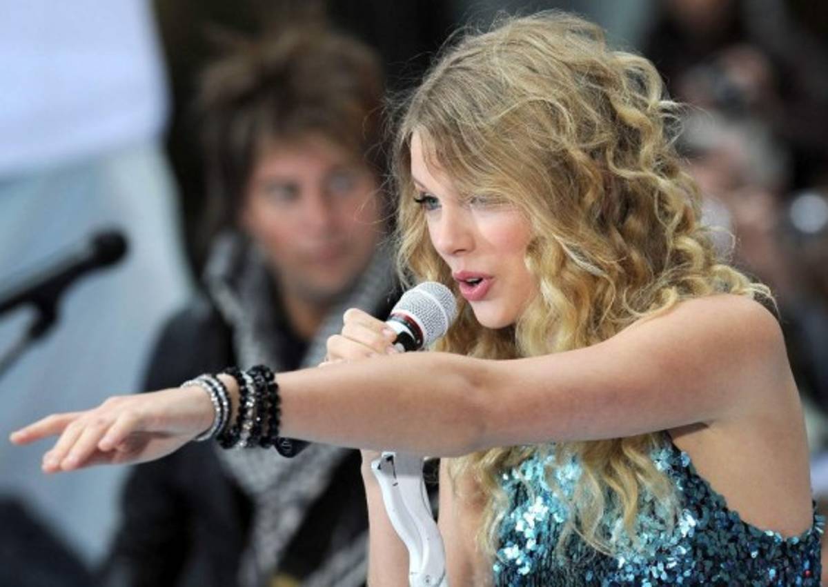 Hombre roba un banco para sorprender a Taylor Swift