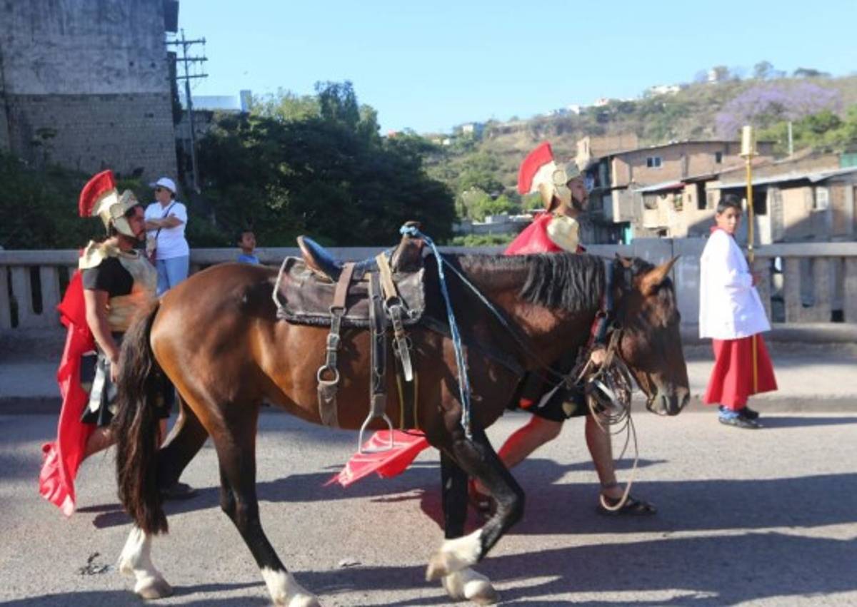 VIDEO: Hondureños acuden con fe al Vía Crucis este Viernes Santo