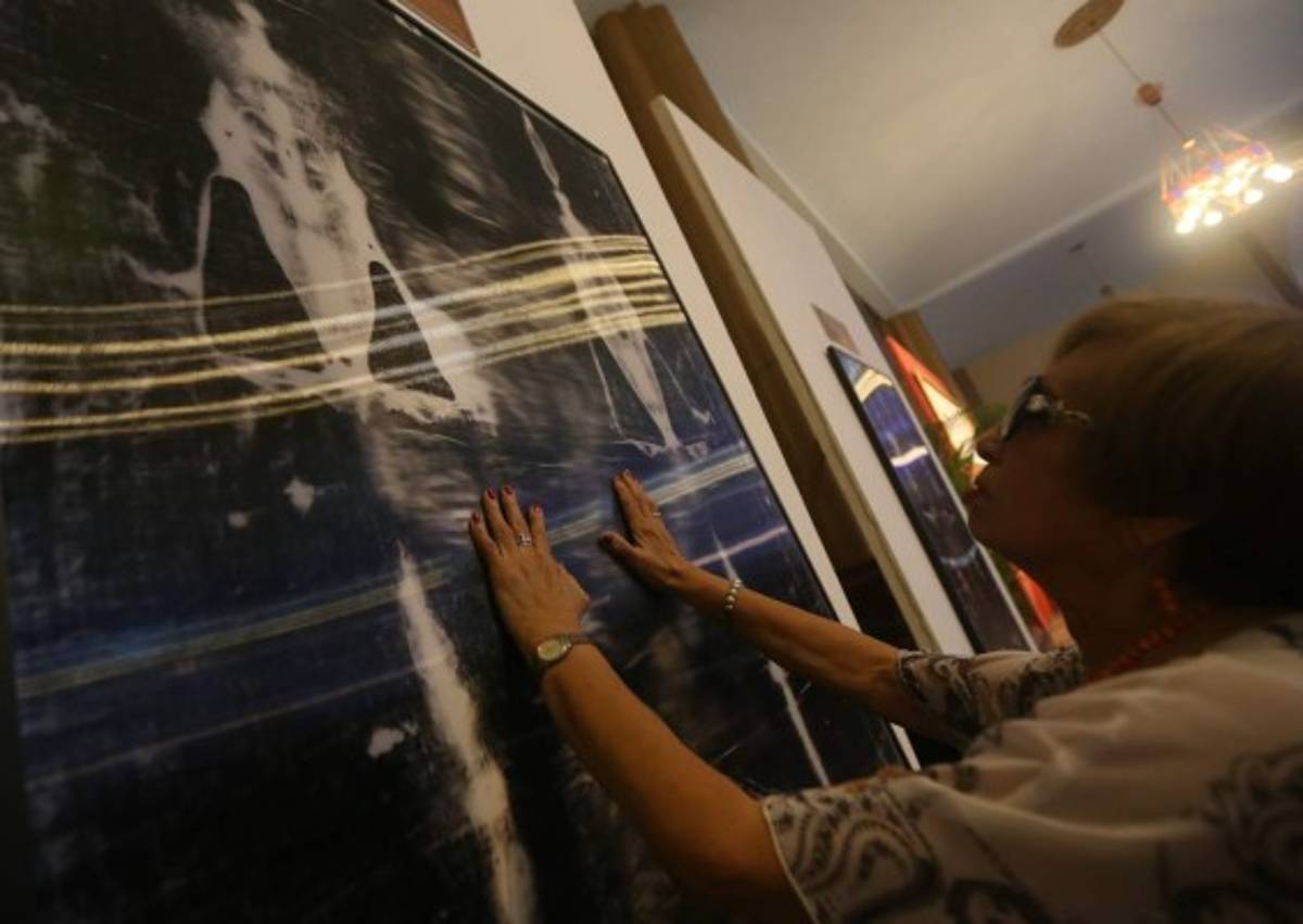 Frente a Sábana Santa, devotos oran por la paz