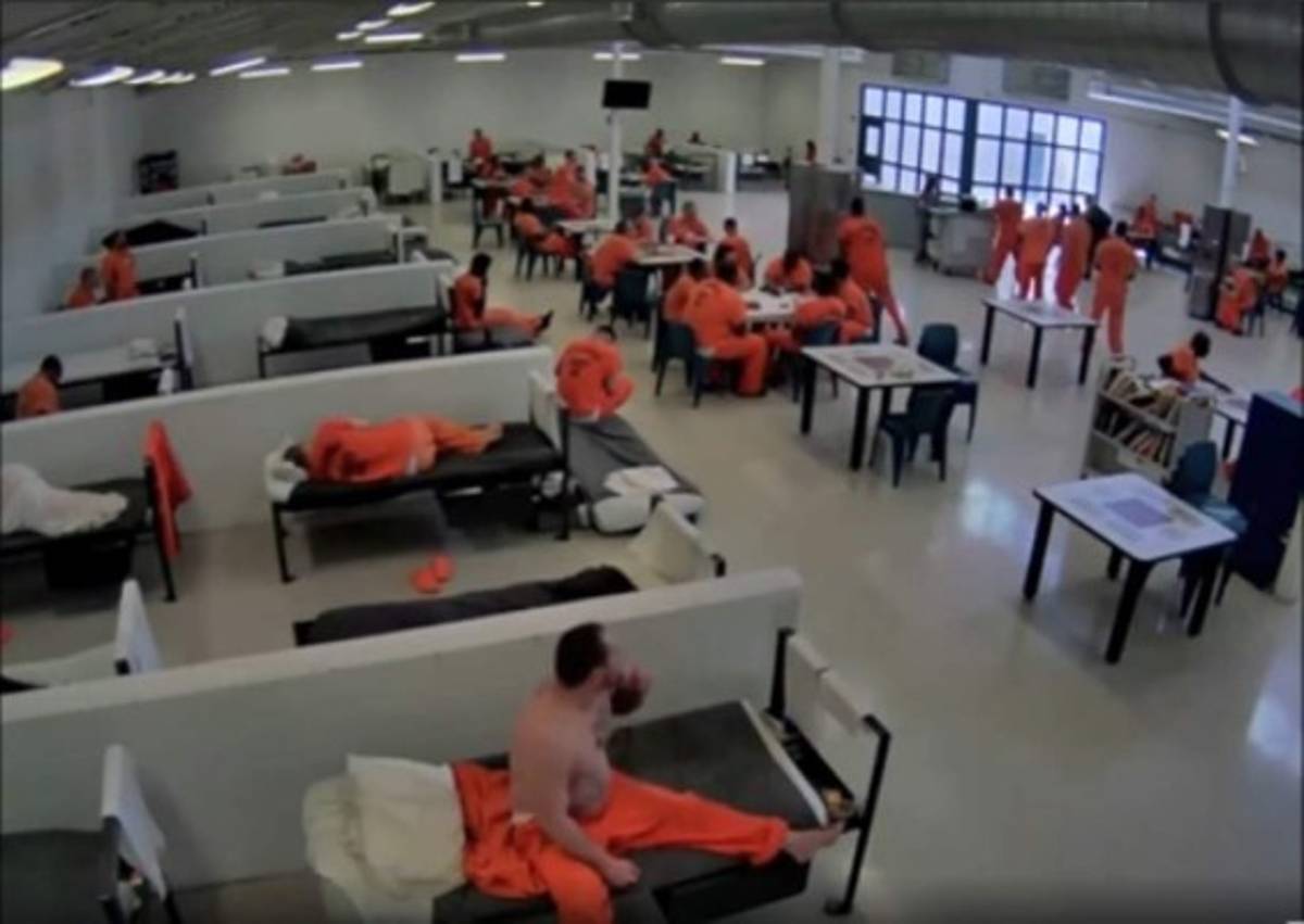 Cuando ocurrió el hecho, los demás reclusos se abalanzaron a salvar al guardia.