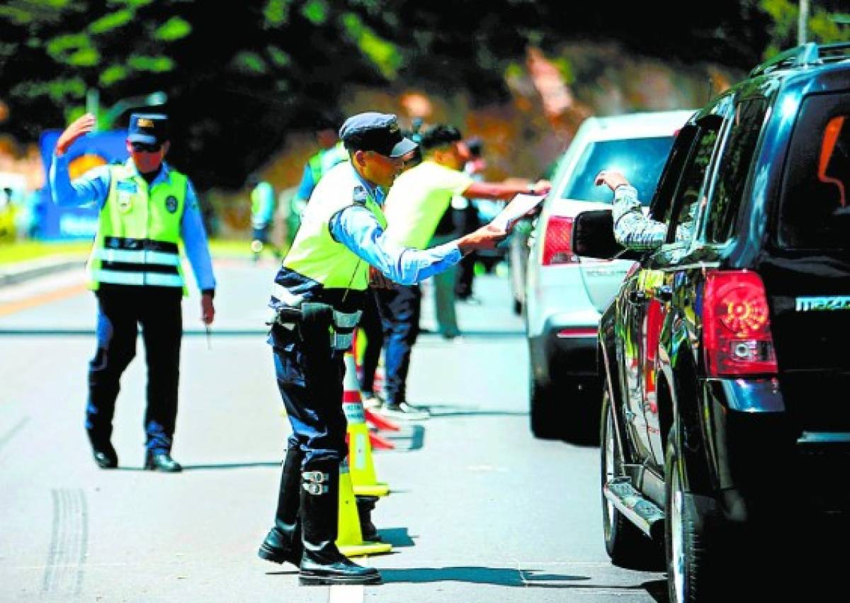 Autos sin placas y nuevos serán los primeros en usar calcomanía