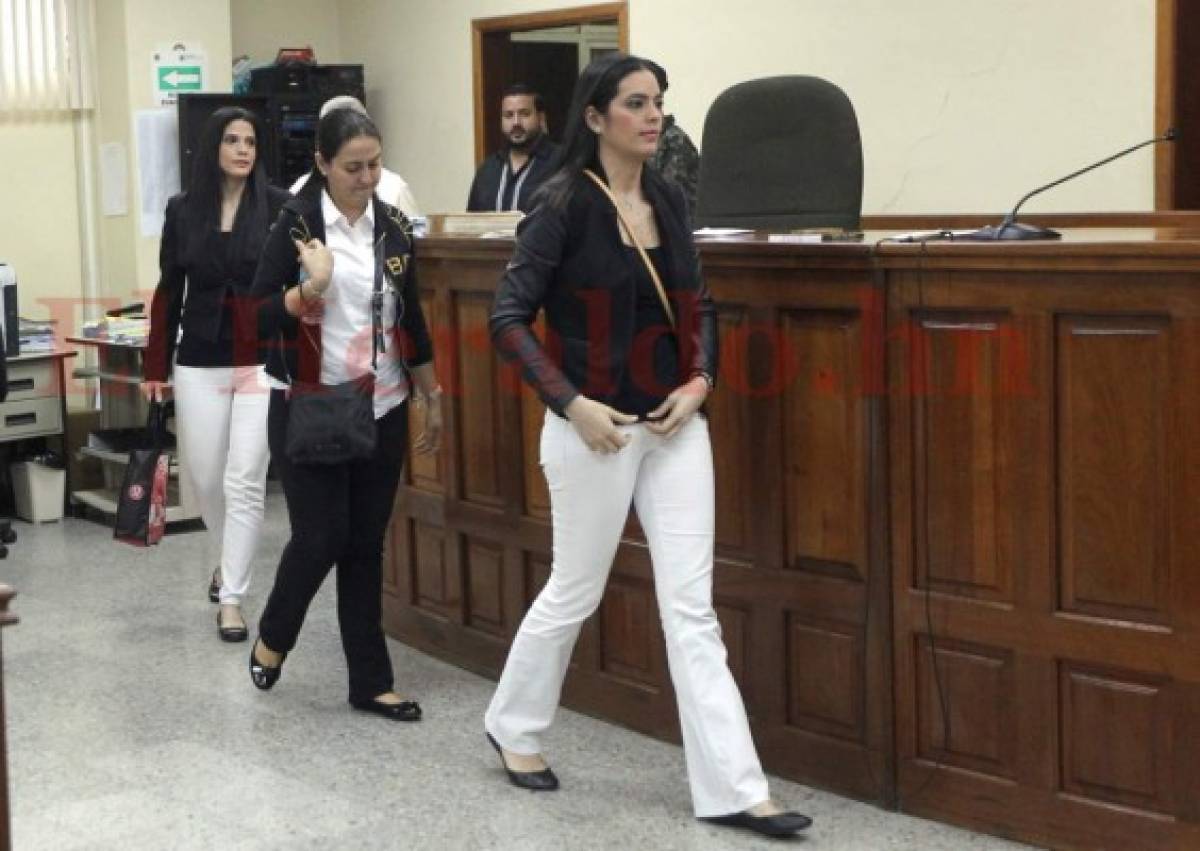 Las hermanas Rojas y Vivian Juárez durante el desarrollo del juicio.