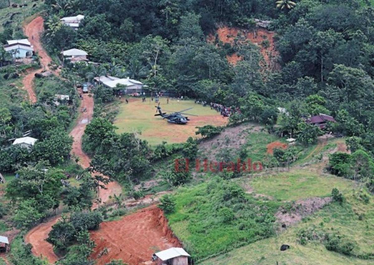 Las familias rescatadas salieron de la zona con sus pocas pertenencias.