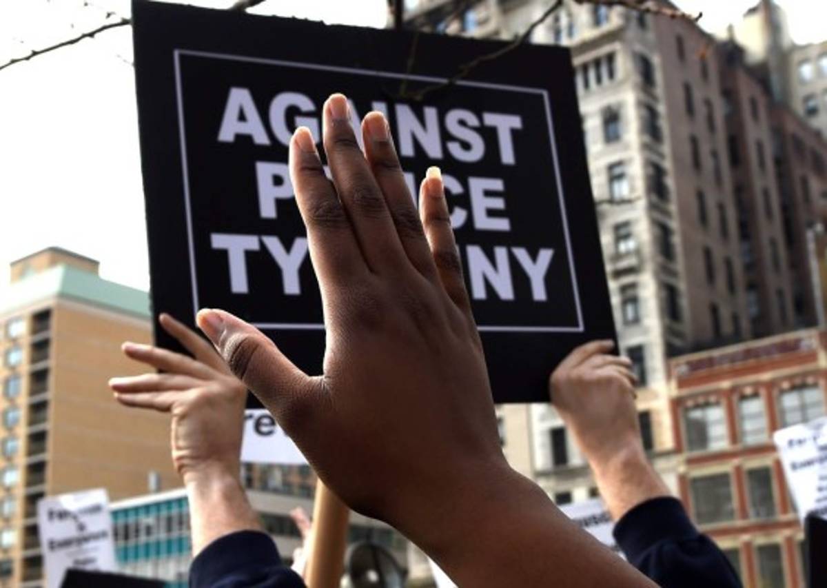 Manos arriba se vuelve símbolo de protesta en EE UU