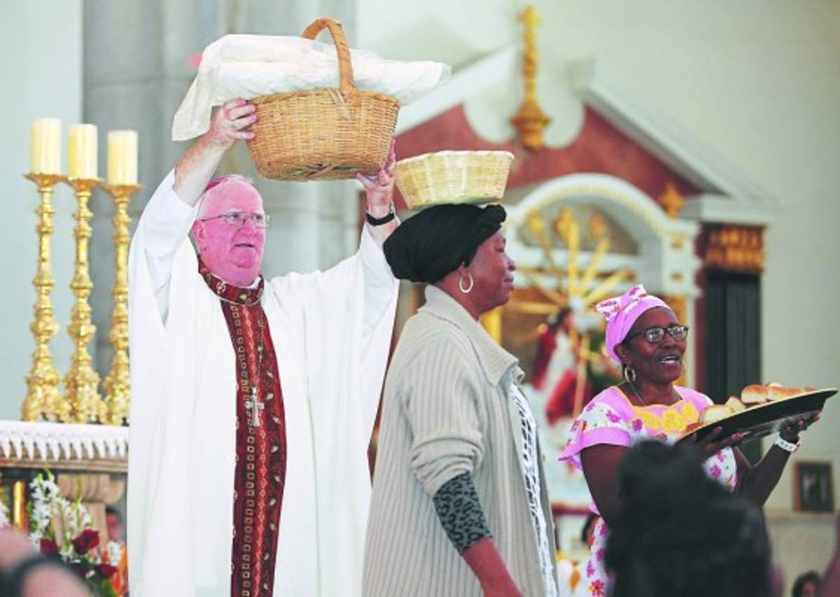 Tambores, maracas y canto para la Morenita