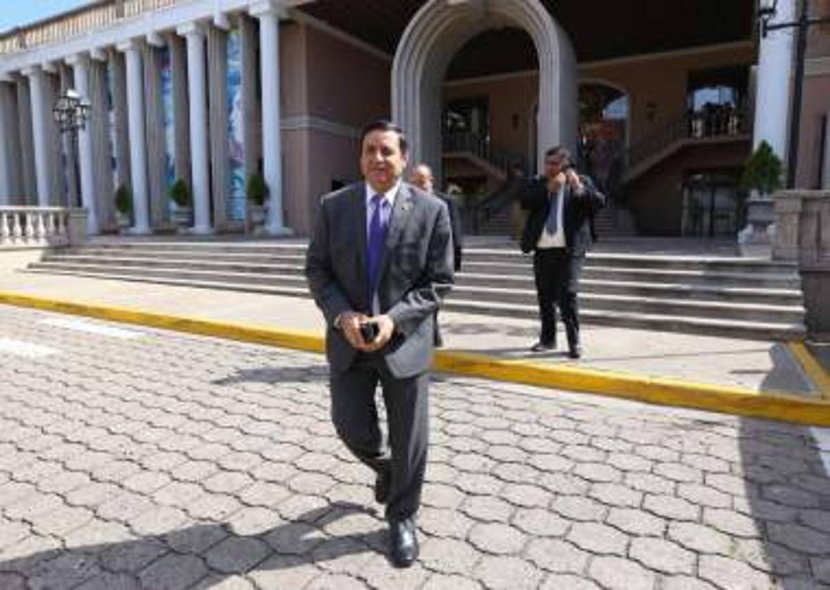 Se conoce que el presidente Juan Orlando Hernández se reunió esta mañana con algunos de los diputados nacionalistas (Foto: Marvin Salgado)